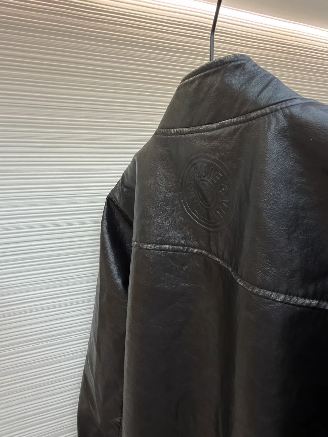 LOUIS VUITTON Four-corner v-neck zipper leather jacket ●Original version: Purchased and developed by 52954 ●Item number: 1681308-C95 ●Fabric: leather fabric ●Technology: made on positioning cutting machine ●Color: black ●Version: fitted version ●Weight: about 1105 grams ●Size: 46-48-50-52 ●Description: Exclusive high-end version! The v-neck cut is really nice. The zipper is a custom-made puller. The texture is immediately visible. The loose fit is super slimming on the upper body and is very tolerant to the body shape. In this season, this jacket is a versatile item that needs no introduction. It is cool and sassy. It is a must-have for fashionable streetwear! The upper body is very handsome. The custom-made soft leather fabric and the craftsmanship details are perfect. It is really easy to wear ~ Highly recommended! The overall wiring is straight and delicate, the fabric is comfortable and soft, and the color is consistent without color difference. It can be matched with the same style to create a fashionable look and control various occasions. Customized accessories, complete with three standards, same style for men and women!